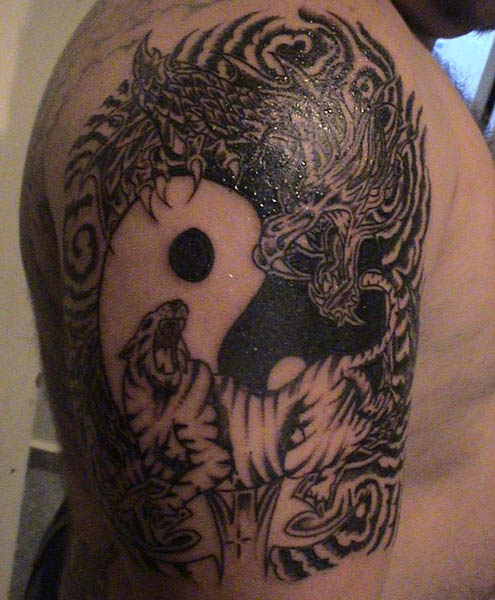 Tatuaggio grande sul deltoide il disegno nero in stile Yin-Yang