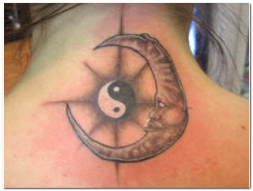 Tatuaggio sulla nuca la luna & il disegno nero in stile Yin-Yang