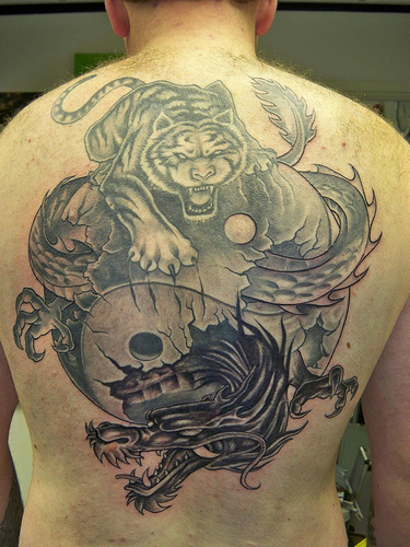 Tatuaggio grande sulla schienala sciena in stile Yin-Yang
