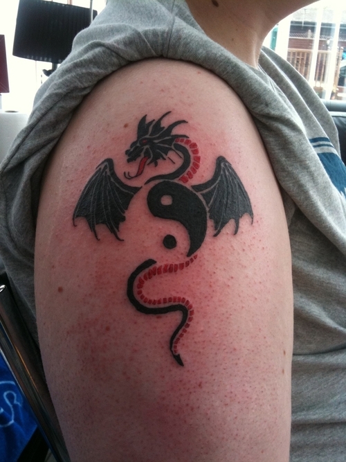 Tatuaggio il disegno nero in forma di dragone in stile Yin-Yang