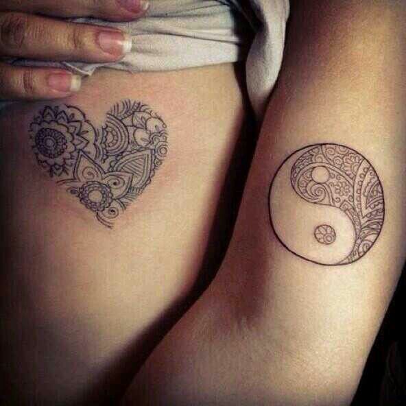 Tatuaggi  i disegni neri in forma di cuore e di circolo in stile Yin-Yang