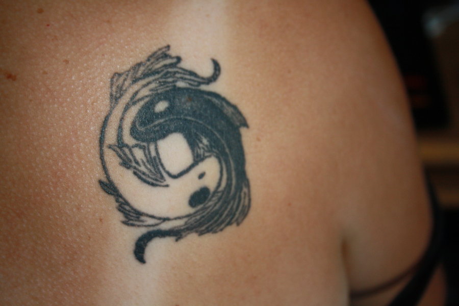 Tatuaje en el hombro, pecas como yin yang