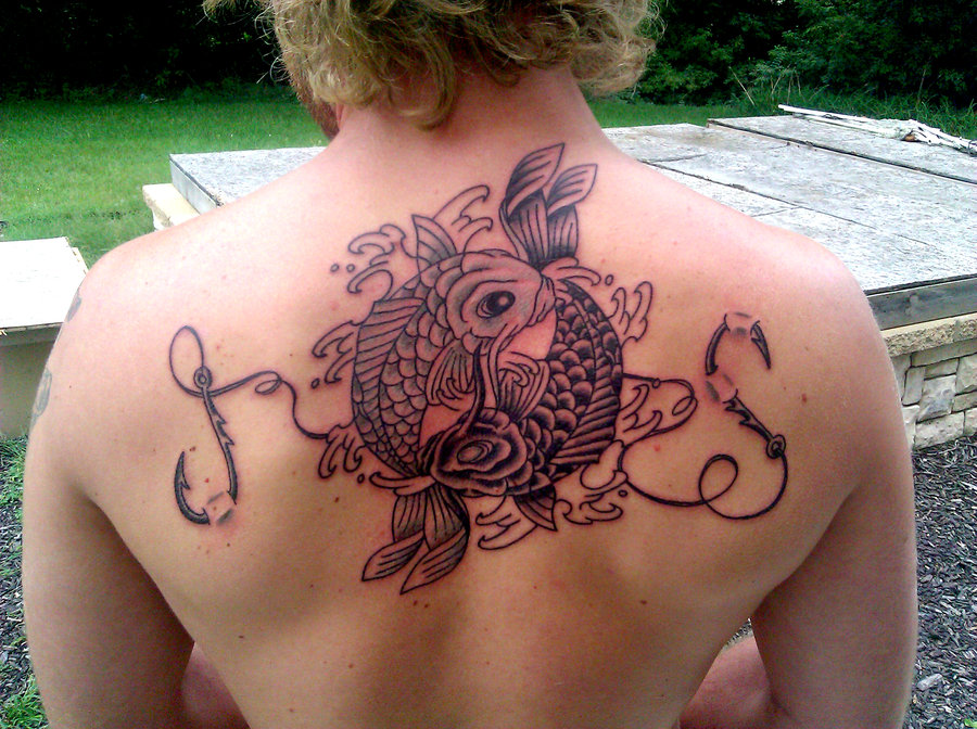 Tatuaggio grande sulla schiena le carpe koi in stile Yin-Yang