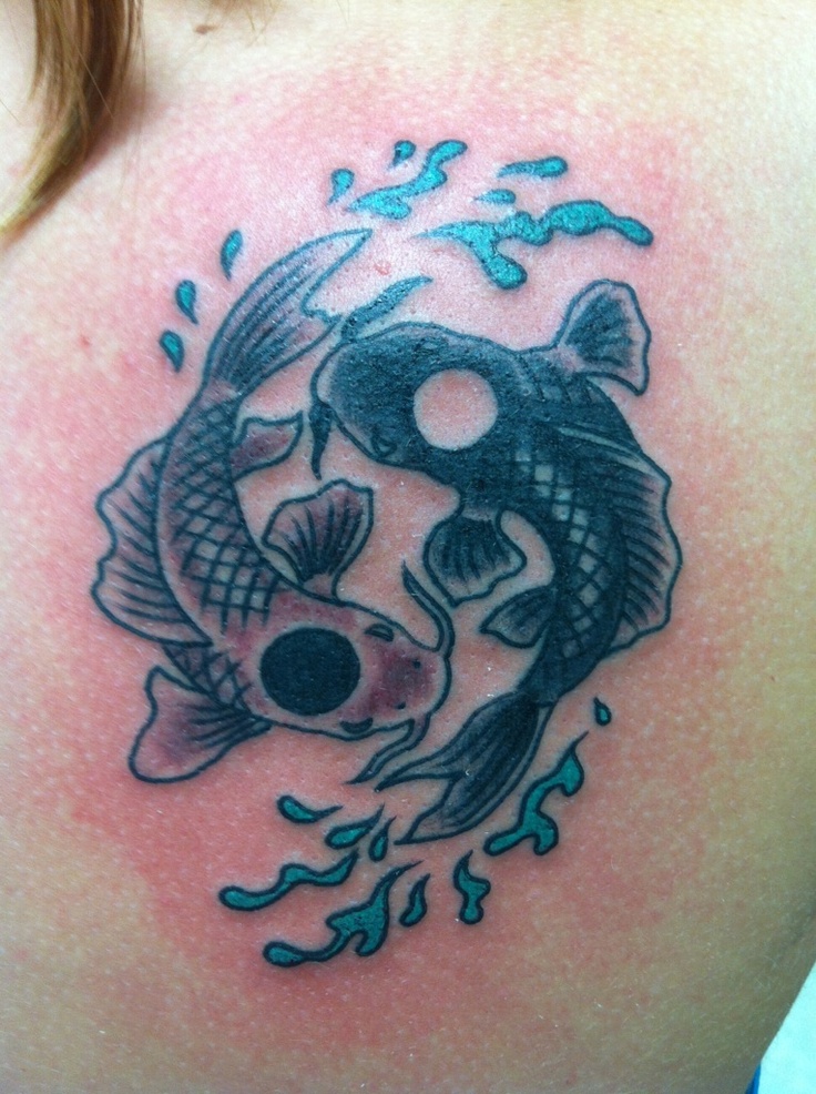Tatuaje en el hombro, yin yang peces