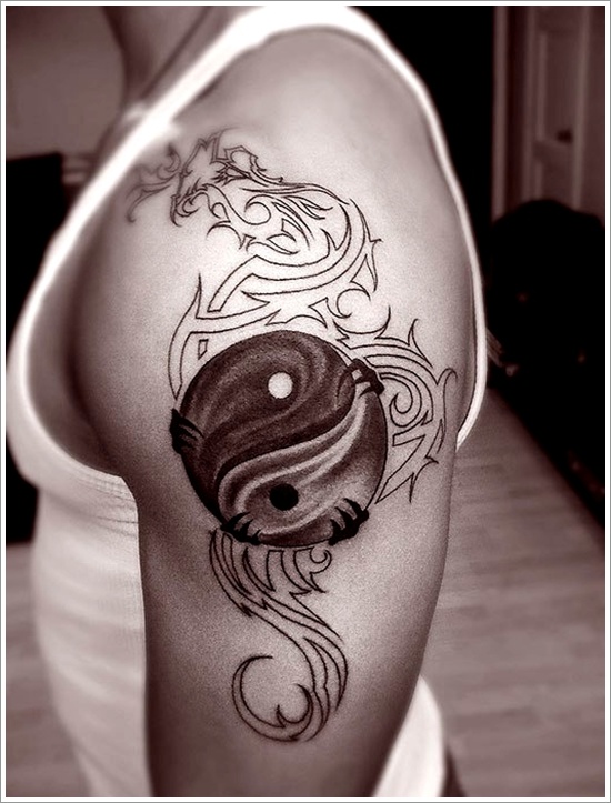 Tatuaggio sul braccio il disegno nero in stile Yin-Yang