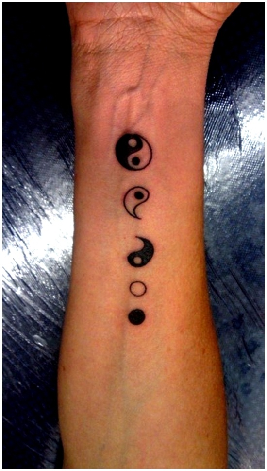 Tatuaje en la mano, yin yang y partes de él