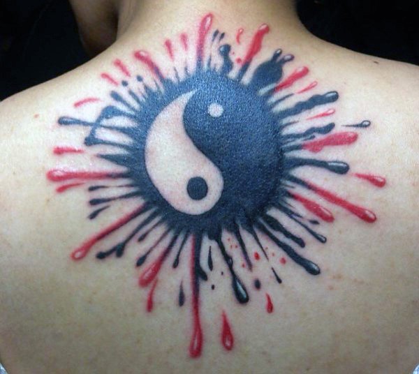 Yin-Yang Symbol Tattoo am oberen Rücken mit schwarzen und roten Farbspritzern