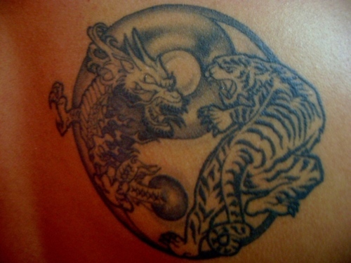 Tatuaje en el hombro, yin yang, dragón y tigre