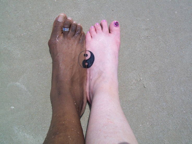 Hälfte des Yin-Yang-Tattoos an Füßen der beiden Freunde