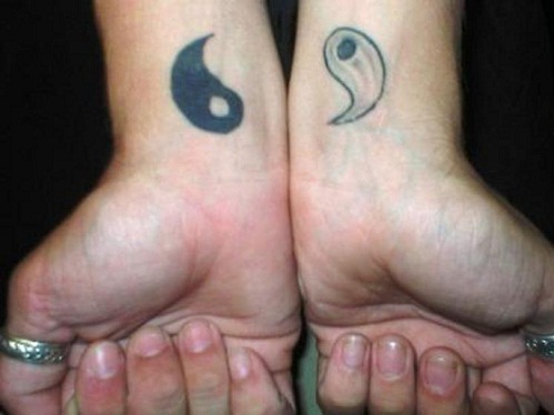 Tatuaje en las manos, dos mitades de yin yang