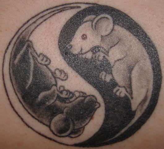 Tatuaje en el hombro, ratones en un yin yang