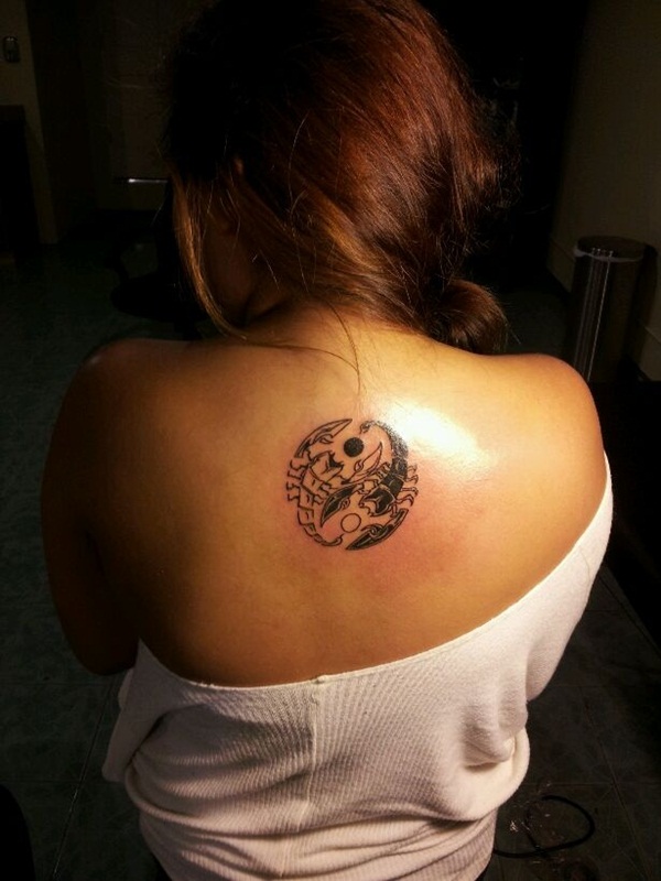 Tatuaggio sulla schiena il disegno nero in stile Yin-Yang