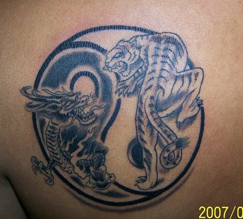 Tatuaggio colorato il dragone e la tigre in stile Yin-Yang