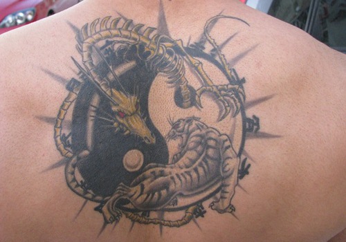 Tatuaggio grande sulla schiena il disegno nero in stile Yin-Yang