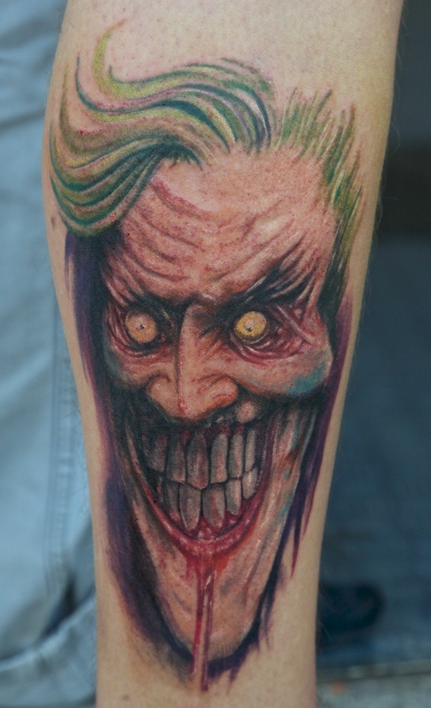 Tatuaggio colorato il zombo joker
