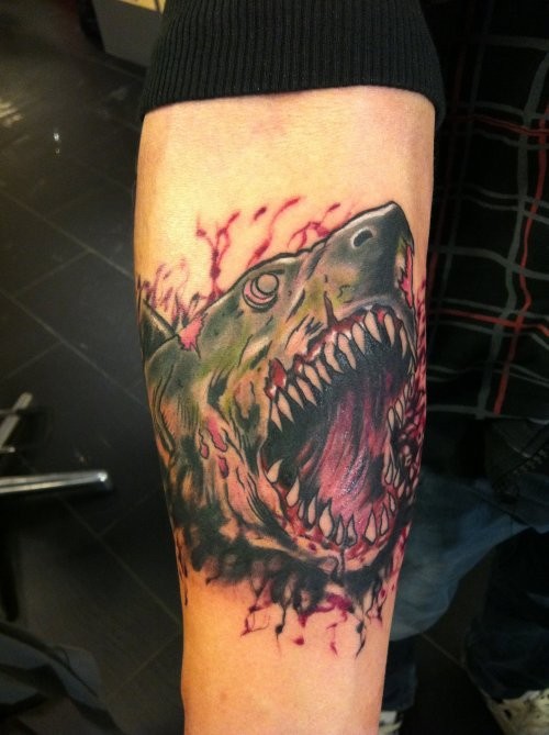 Tatuaggio colorato sul braccio lo squalo & il sangue